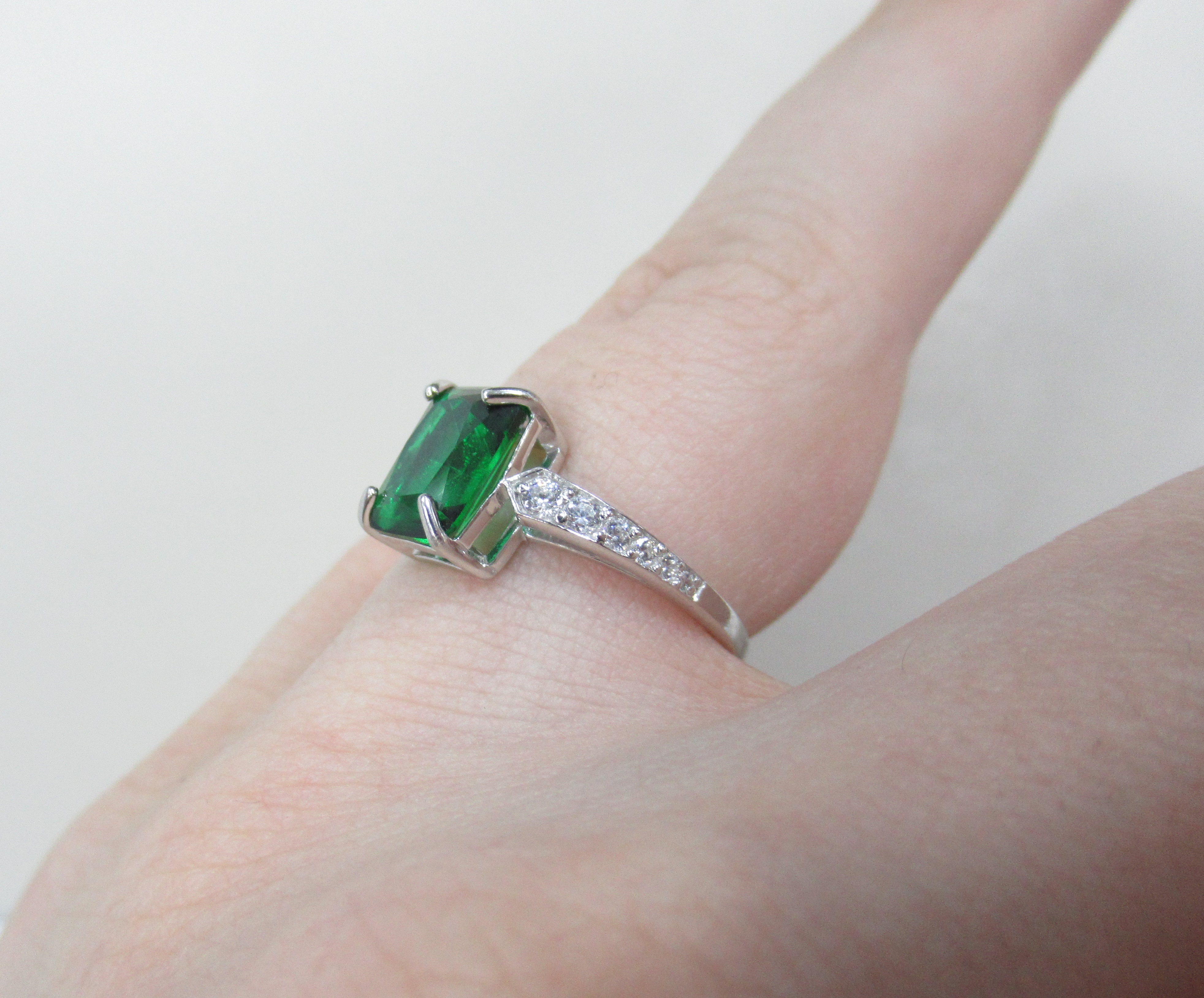 Серебряное кольцо с зеленым топазом